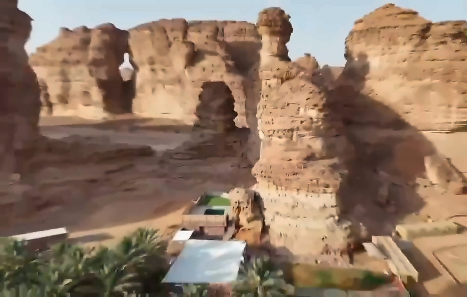 تكوينات صخرية في العُلا تطلّ على الموقع