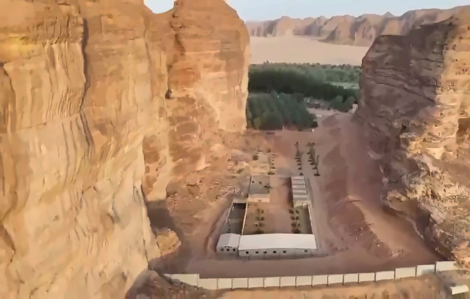 منظر جوي للوادي والميدان