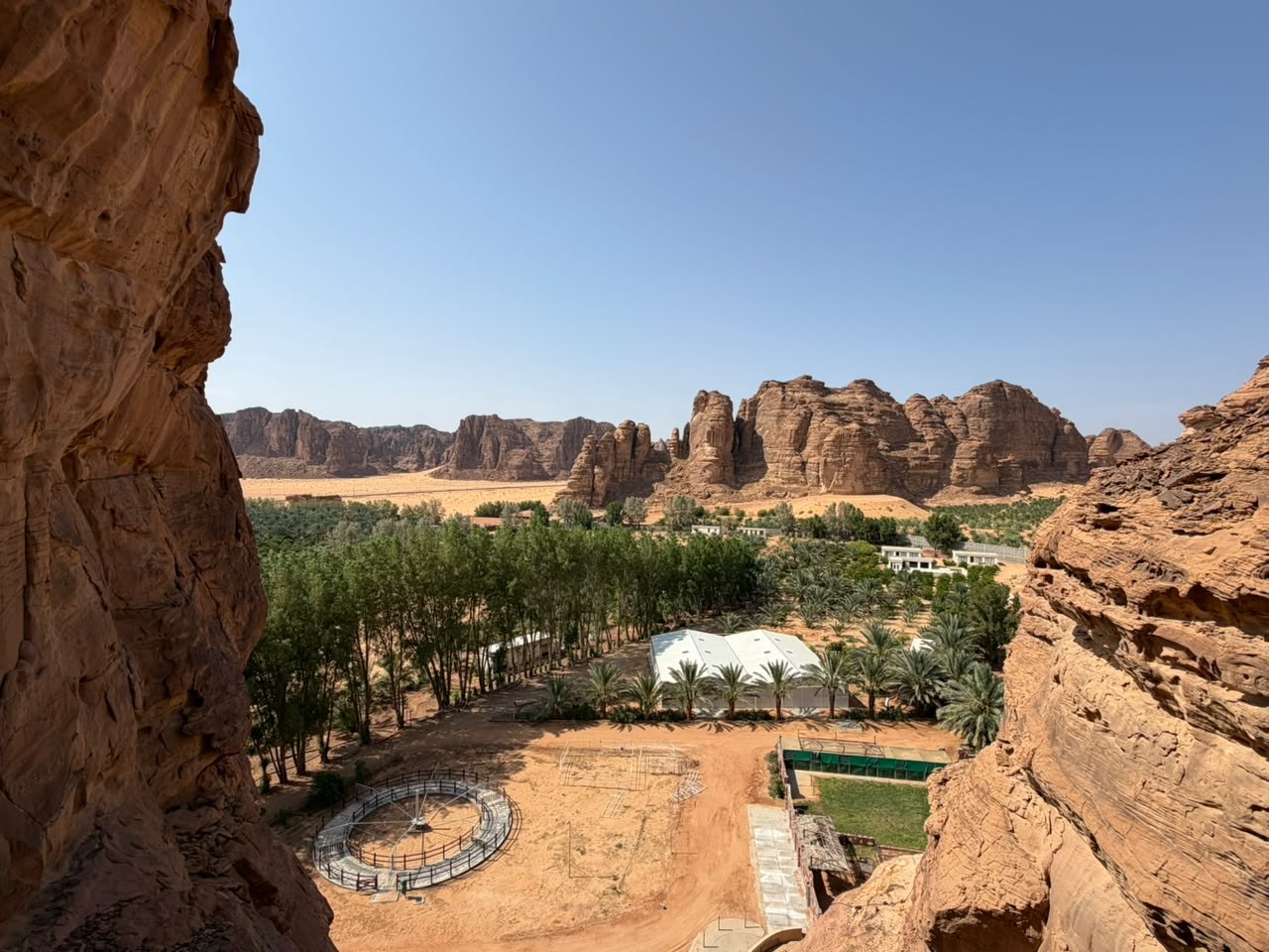 الموقع بين جدران الصخر