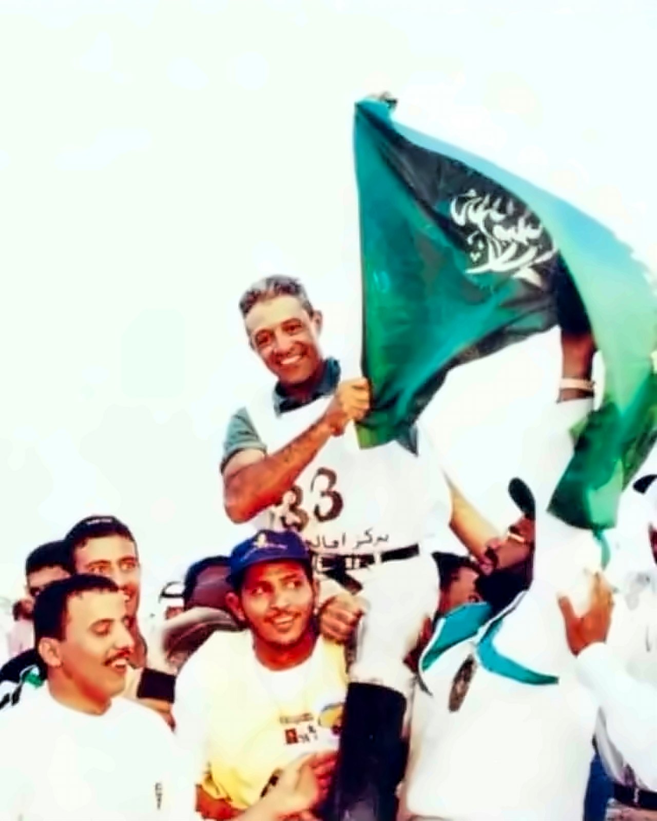 لحظة فوز والعلم السعودي مرفوع