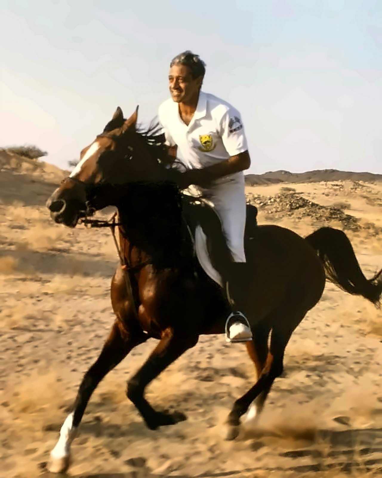 طارق طاهر على صهوة جواده في الصحراء